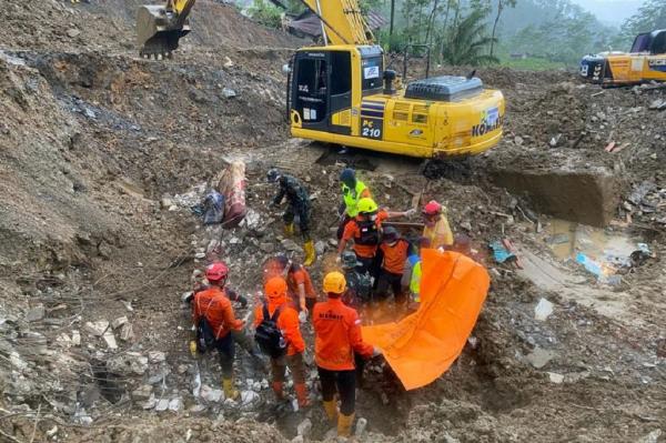 Tim SAR gabungan dengan alat berat saat mencari korban longsor Banjarnegara, Jumat (21/11/2025). (Foto: Ist)