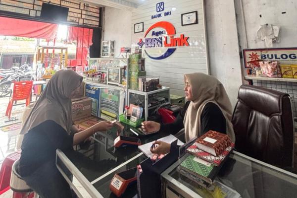 Pemilik AgenBRILink Mulia Motor, Tri Wenita Pemilik AgenBRILink Mulia Motor, Tri Wenita menghadirkan kemudahan layanan perbankan bagi warga desa dengan cara yang sederhana namun berdampak besar. (Foto: Dok. BRI)