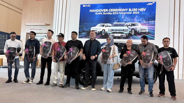Penerima BAIC Penerima 10 unit pertama BJ30 Hybrid di GJAW 2025. (Foto: Muhamad Fadli Ramadan)