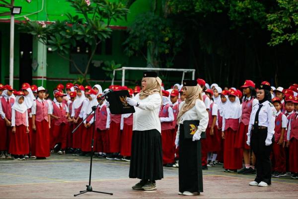 Momen Unik Wali Murid Jadi Petugas Upacara di SDN Jatimakmur 5 Bekasi, Peringati Hari Guru