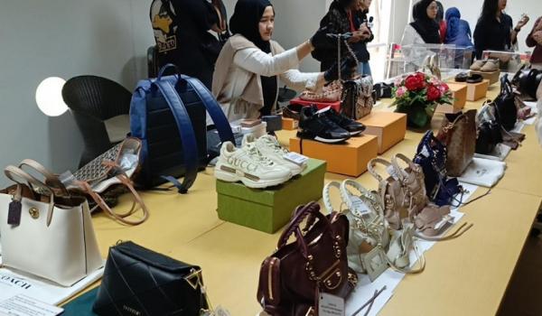Barang-barang branded, seperti tas dan sepatu Louis Vuitton, sepatu Gucci juga dilelang oleh KPK. (Foto: Nur Khabibi)