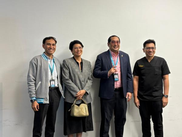 CEO Hospital Picaso Ahmad Lutfi bin Abdul Rahman (kiri) bersama ahli-ahli kesehatan. (Foto: Muhammad Sukardi)