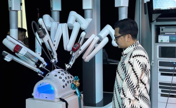 Robotik yang dipakai Hospital Picaso Malaysia Seorang tamu melihat teknologi robotik yang dipakai di Hospital Picaso Malaysia. (Foto: Muhammad Sukardi)