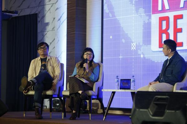 Wamendikti Saintek Stella Christie memberikan paparan ke generasi muda soal pentingnya berpikir kritis di acara Rakyat Bersuara di Universitas Tarumanegara. (Foto: Aldhi Chandra)