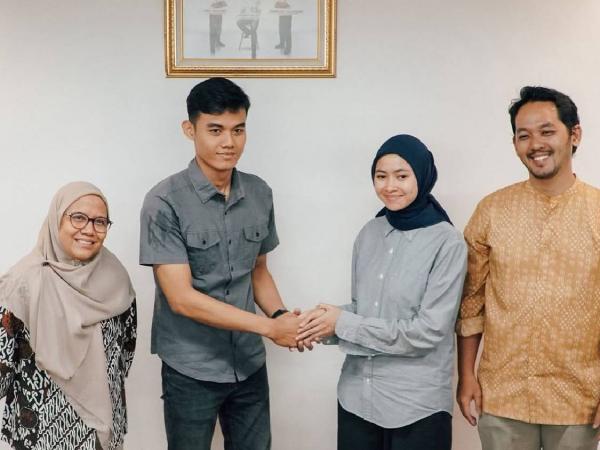 Anita dan Argi damai Anita Dewi dan petugas KRL Argi resmi berdamai atas insiden hilangnya tumbler di KRL. (Foto: Instagram)