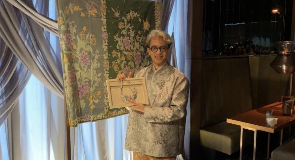 Didiet Maulana dan Clemence Ellery Didiet Maulana terinspirasi dari batik Buketan dalam menciptakan koleksi kolaborasi dengan Clemence Ellery yang bertajuk Asmara Puspa. (Foto: Annastasya Rizqa)