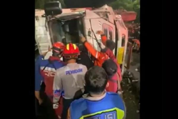 Kronologi Kecelakaan Truk Terguling di Flyover Jatingaleh Semarang, Sopir Diduga Ugal-ugalan