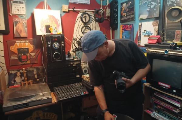 Ivan Moningka, sang pemilik Kampoeng Gallery tenga Ivan Moningka, sang pemilik Kampoeng Gallery tengah menata barang jualannya (foto: iNews.id/Reza Fajri)