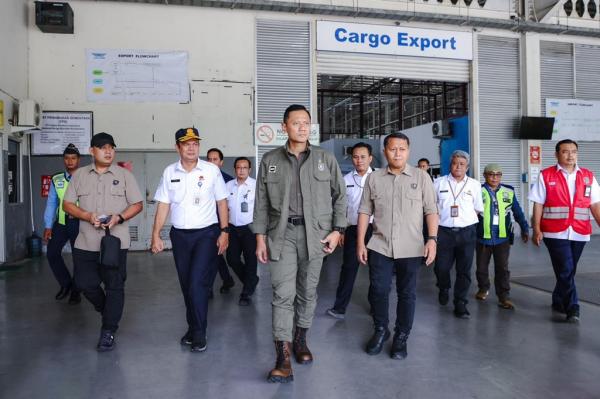 Menko IPK, Agus Harimurti Yudhoyono di Posko Operasi Modifikasi Cuaca sementara di Terminal Kargo Kualanamu, Sumatra Utara. (Foto: Dok. Kemenko IPK)
