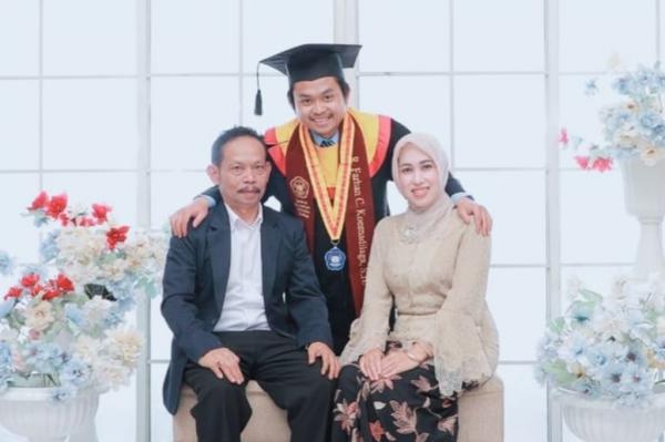Utayana berpose besama istrinya, Cicih Yunarsih dan putra sulungnya, Farhan Cahyana Kusnadi yang berwisuda. (Foto: Dokumentasi Pribadi)