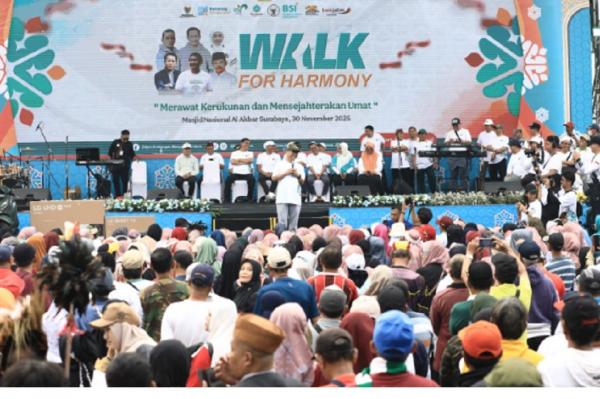 Gelaran Sholawat Kebangsaan dan Walk for Harmony Ditjen Bimas Islam Kemenag di Surabaya disambut antusias warga. (Foto: ist)