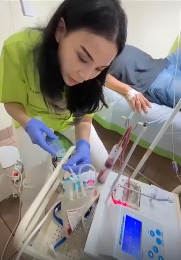 Perawatan wajah dengan ozone Perawatan wajah dengan ozone diklaim mampu mencerahkan kulit sekaligus bikin awet muda. (Foto: Istimewa)