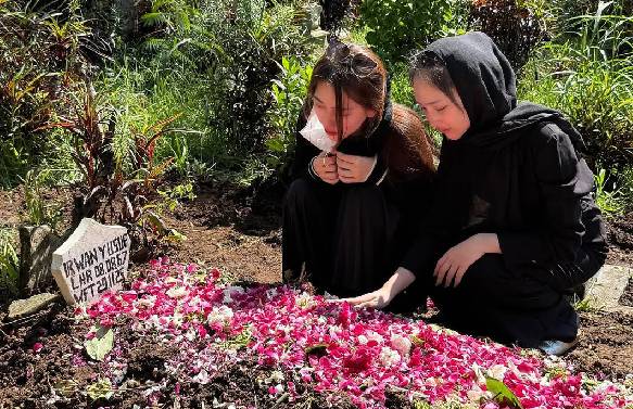 Isabella Viandra ziarah Isabella Viandra ziarah ke makam Irwan Yusuf, ayah Marshanda. (Foto: Instagram)