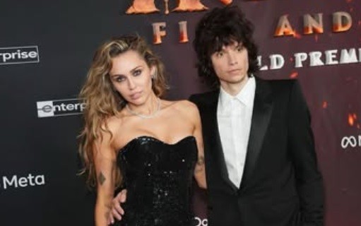 Ketahuan Pakai Cincin, Miley Cyrus Akhirnya Umumkan Sudah Tunangan 