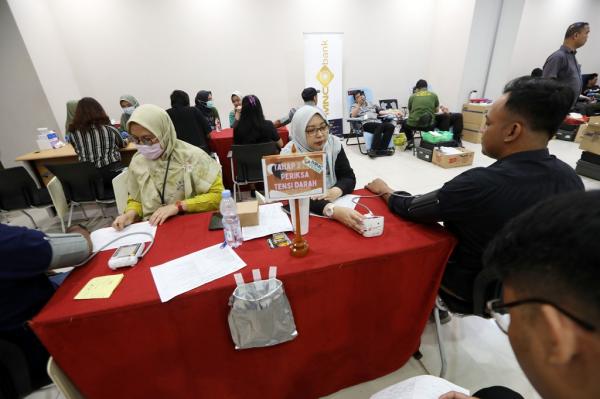 MNC Peduli menggelar kegiatan donor darah yang berlangsung di iNews Tower, Kebon Sirih, Jakarta, Kamis (4/12/2025). (Foto: Aziz Indra)