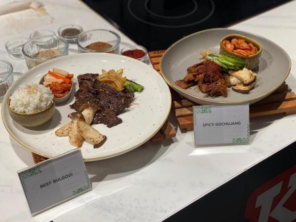Beef Bulgogi dengan Kimchi dan Oyster Mushroom dan Spicy Gochujang dan Apple-Marinated Beef BBQ. (Foto: iNews/Rizqa Leony Putri)