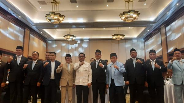 Prosesi foto bersama Mendagri Tito Karnavian bersama jajaran pengurus ADPSI 2025-2030. (Foto: iNews/Anindita)