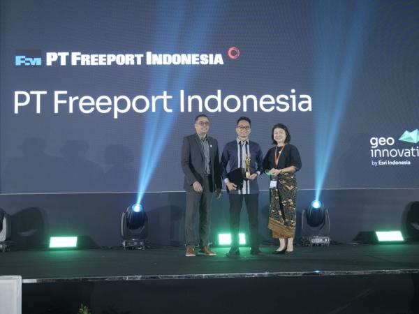 Freeport saat menerima penghargaan Senior Vice President Geoengineering and Environmental PTFI Ardhin Yuniar menerima penghargaan GeoInnovation Award 2025 dari Esri Indonesia. (Foto: dok Freeport)