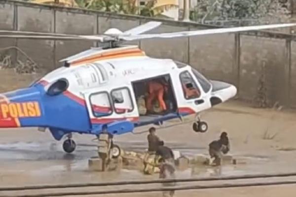 Skill Hebat Pilot! Helikopter Polri Berhasil Turunkan Bantuan di Aceh Tamiang
