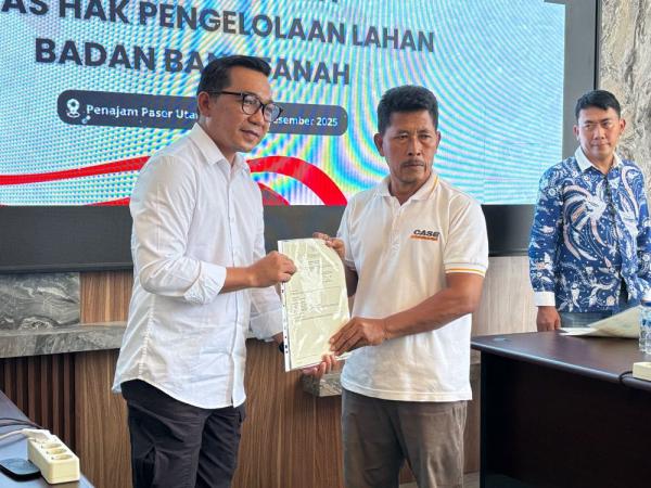 Subarianto (kanan) menerima sertifika lahan dari Badan Bank Tanah. (Foto: iNews.id/Puti)