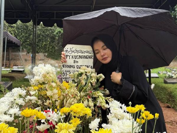 Tak Penuhi Wasiat Epy Kusnandar Dimakamkan di Garut, Begini Kata Karina Ranau