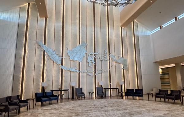 Ruang dengan kursi melingkar dalam Bandara VVIP IKN. (Foto: iNews.id/Puti Aini Yasmin)