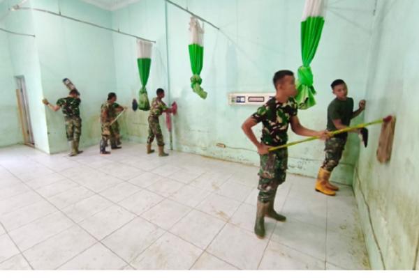 Prajurit TNI berjibaku membersihkan dinding RSUD Aceh Tamiang yang terendam lumpur. (Foto: ist)