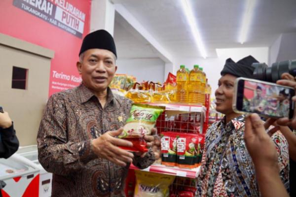 Menkop Di Banyuwangi Menkop Ferry Juliantono menunjukkan gula lokal yang diproduksi Koperasi Kelurahan Merah Putih (KKMP) Tukangkayu, Kabupaten Banyuwangi. (Foto: ist)