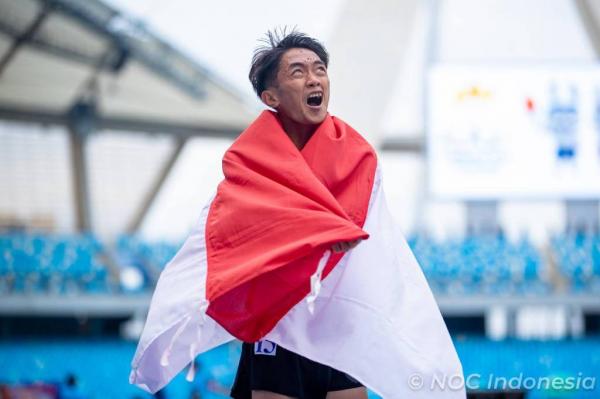 Begini Outfit Nusantara Megawati Hagestri dan Roni Syianturi saat Bawa Bendera Indonesia di Pembukaan SEA Games 2025