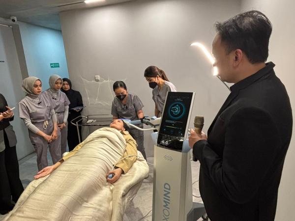 Erika Carlina terapi stres Erika Carlina saat menjalani terapi Exomind untuk meregulasi emosinya demi mendapatkan kesehatan mental yang prima. (Foto: Muhammad Sukardi)