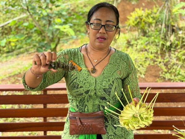 Wenny saat menjelaskan makna dan definisi Porosan pada Canang Sari. (Foto: Muhammad Sukardi)