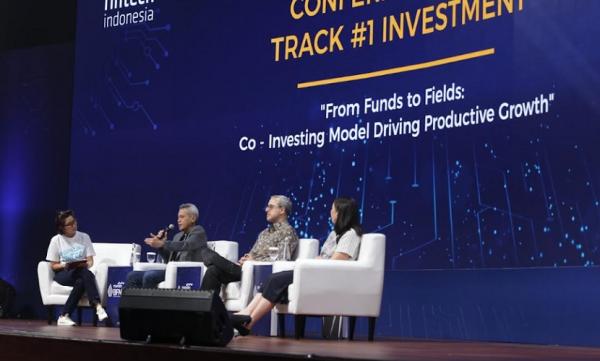 President Director MNC Life, Risye Dilianti Managing Director Insurance Business Group & President Director MNC Life, Risye Dilianti (kiri) menjadi moderator diskusi panel Mandiri BFN Fest 2025. (Foto: Danandaya Arya)