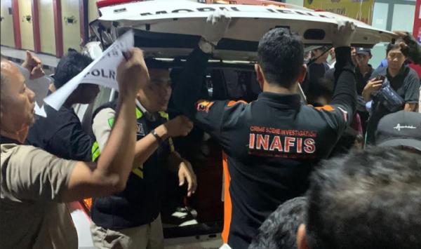 RS Polri Kramat Jati menyerahkan 12 jenazah korban kebakaran Gedung Terra Drone kepada pihak keluarga, Rabu (10/12/2025). (Foto: Binti Mufarida)