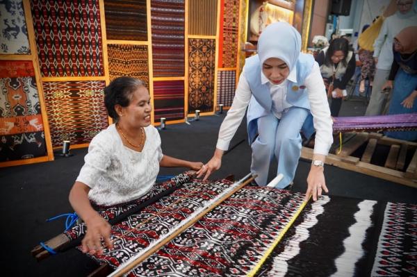 Mamak-Mamak Perajin Tenun di NTT Mamak-Mamak Perajin Tenun di wilayah Kupang, NTT mendapat pelatihan Ayo Berkoperasi. (Foto: Dok. Kemenkop)