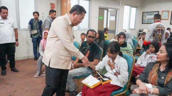 Wakil Kepala BGN Bidang Operasional Pemenuhan Gizi, Sony Sonjaya saat bertemu siswa korban tertabrak mobil MBG di rumah sakit. (Foto: Dok. BGN)