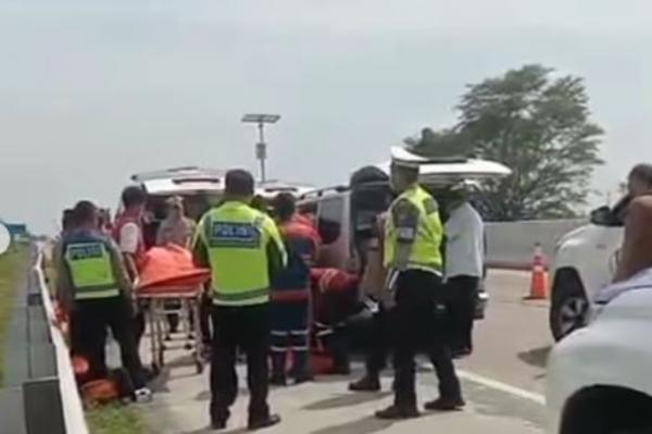 mayat dalam mobil di tol tegal Polisi melakukan penanganan kasus penemuan 4 orang tewas dalam mobil di Tol Tegal. (Foto: IG)