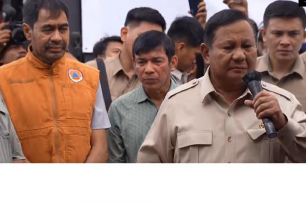 Prabowo Dan Mualem Presiden Prabowo Subianto bersama Gubernur Aceh Muzakir Manaf atau Mualem saat mengunjungi posko pengungsian di Aceh Tamiang. (Foto: ist)