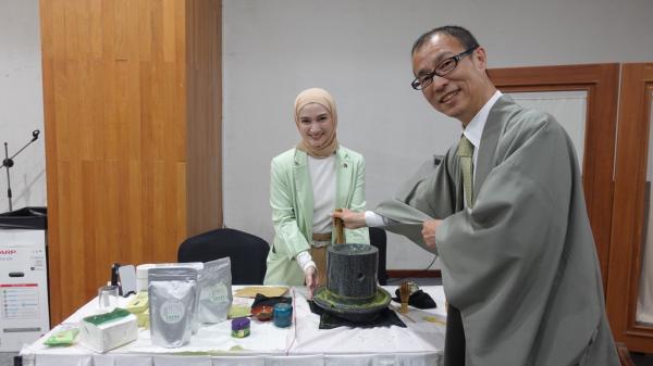 Proses membuat Matcha Keseruan acara Experiencing Japanese Food Culture: Matcha and Sweets. (Foto: Annastasya Rizqa)