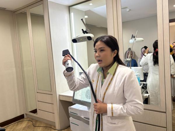 Dokter jelaskan teknologi baru Dokter Febby Astari menjelaskan alat TPS yang dapat menekan risiko demensia. (Foto: Muhammad Sukardi)