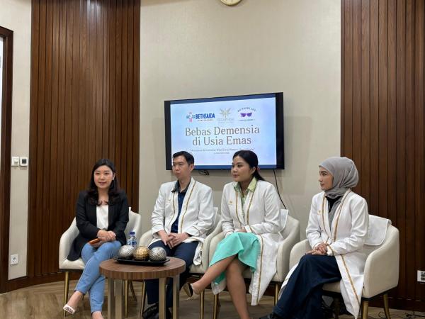 Para dokter Para dokter dan ahli kesehatan di Seraphim Medical Center Gading Serpong saat menjelaskan hubungan olahraga dengan penurunan risiko demensia. (Foto: Muhammad Sukardi)