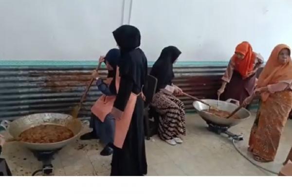 Pesantren Padang Panjang Kirim 1 Ton Rendang untuk Korban Banjir Aceh dan Sumut