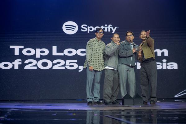 For Revenge Top Local Album of 2025 For Revenge menerima trofi Top Local Album of 2025, Indonesia untuk albumnya, Perayaan Patah Hati – Babak 1’. (Foto: dok Spotify)