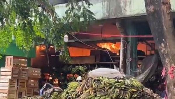 Kebakaran pasar induk kramat jati 2 Kebakaran di Pasar Induk Kramat Jati, Jakarta Timur, Senin (15/12/2025) pagi, diduga berasal dari salah satu kios plastik. (Foto: Ist)