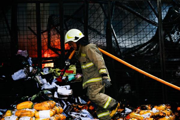 Kebakaran Pasar Induk Kramat Jati 3 Petugas damkar tengah memadamkan api di Pasar Induk Kramat Jati, Jakarta Timur. (Foto: Ist)