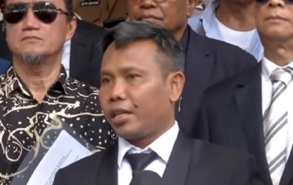 Kuasa Hukum Roy Suryo Cs, Ahmad Khozinudin Kuasa Hukum Roy Suryo Cs, Ahmad Khozinudin saat tiba di Polda Metro Jaya untuk mengikuti gelar perkara khusus kasus tudingan ijazah palsu Jokowi. (Foto: iNews)