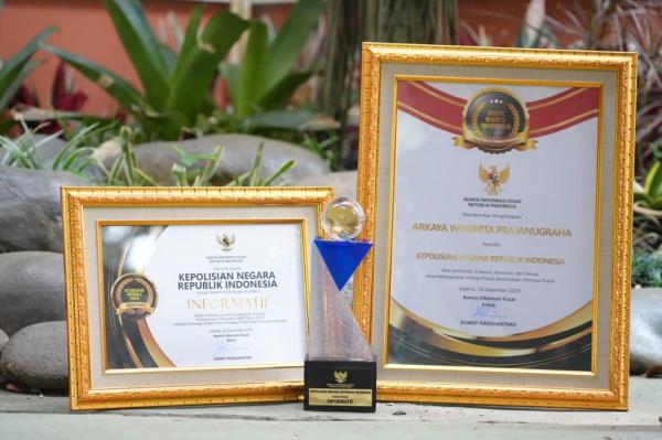 Polri Raih Arkaya Wiwarta Prajanugraha 2 Polri meraih Penghargaan Arkaya Wiwarta Prajanugraha, penghargaan tertinggi yang diberikan Komisi Informasi kepada badan publik terbaik secara nasional. (Foto: Dok. Polri)