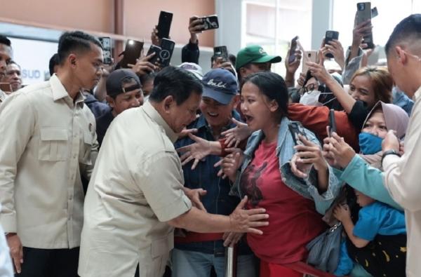 Momen Ibu Hamil Kegirangan saat Perutnya Dielus Prabowo di RSUD Koja