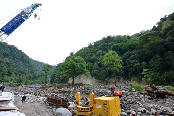 Perbaikan Jalan Lembah Anai Proses perbaikan jalan di Lembah Anai, Tanah Datar, Sumatra Barat. (Foto: Dok. BPMI Setpres)