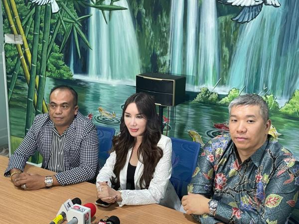 Ade Tya dan kuasa hukumnya sepakat untuk membuka pintu damai untuk Ari Lasso dan Dearly Djoshua. (Foto: Ravie Wardani)