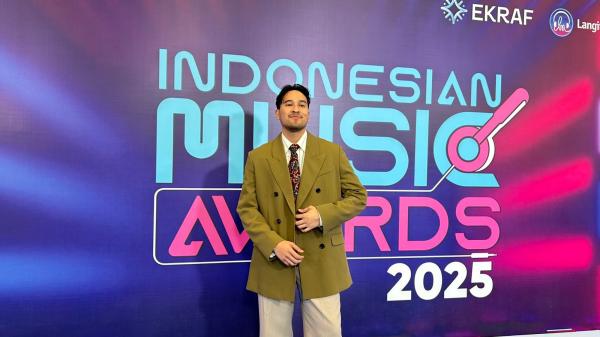 Musisi Adrian Khalif menghadiri Indonesian Music Awards 2025. (Foto: Annstasya Rizqa)